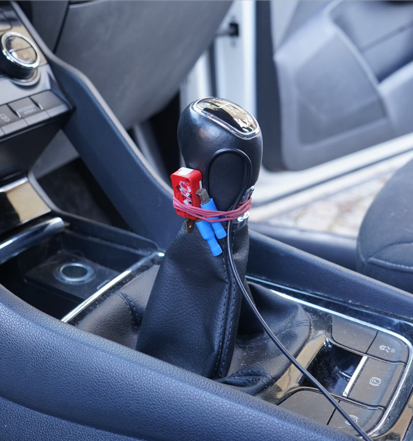 Manual trigger button on the gear lever